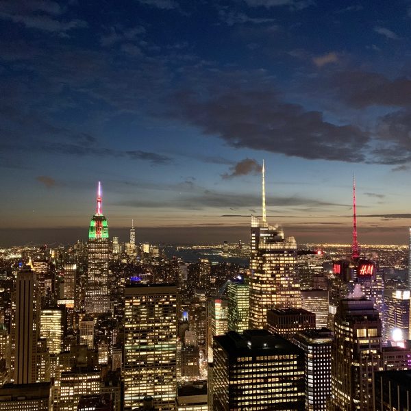 City Lights - Manhattan Skyline | Photo Credits: @SkiesWanderer